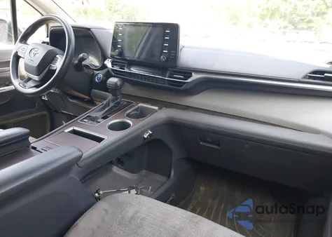 2021 Toyota Sienna Le z USA, uszkodzony, nr VIN 5TDKSKFC9MS035607